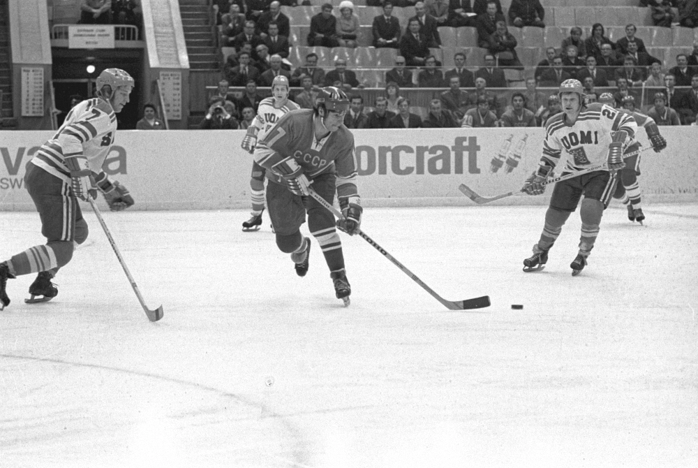 Валерий Харламов в матче со сборной Финляндии