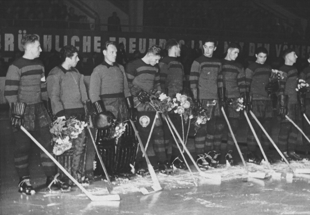 Сборная СССР по хоккею перед игрой 9 ноября 1952 года