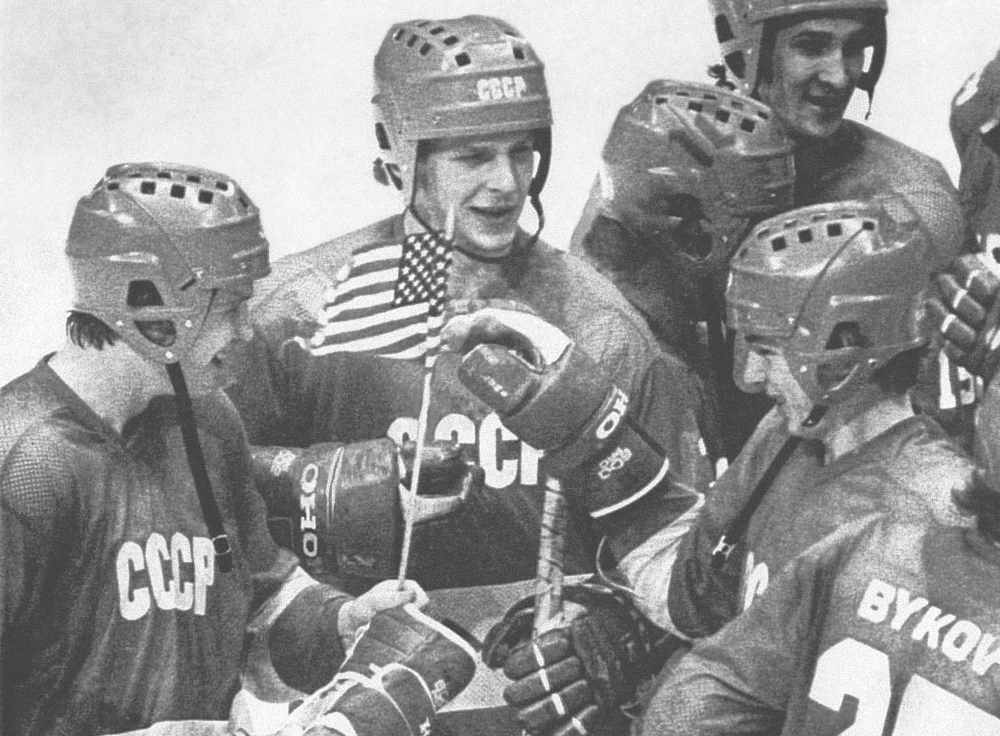 Советские хоккеисты с «трофеем»
